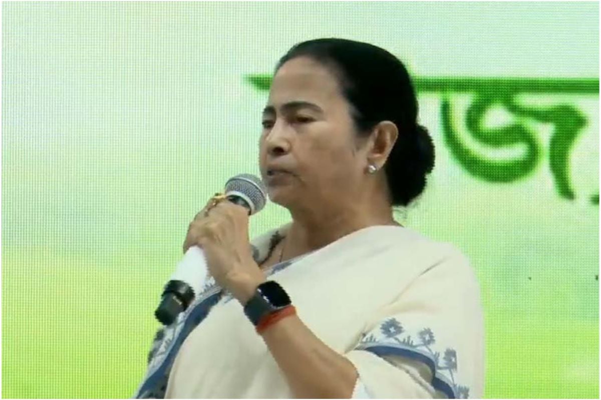 WB: Mamata Banerjee took a dig at BJP and said, we believe more in development than in politics.