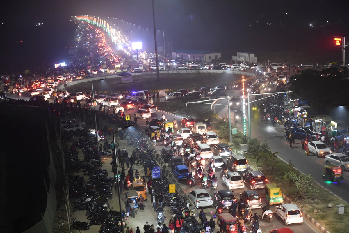 There was a huge traffic jam in Patna on the first day of the year, people were stuck for hours from Marine Drive to Rajivnagar.