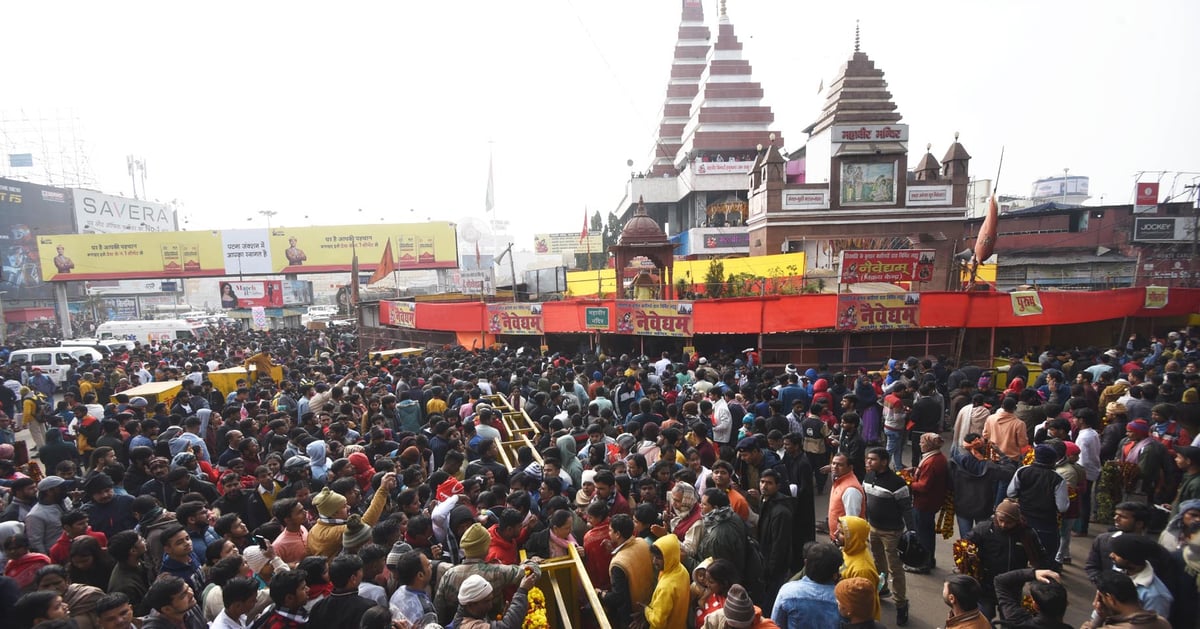 PHOTOS: Crowd of devotees gathered in the temples of Patna on the first day of the year, 12500 kg Naivedyam sold in Mahavir temple.
