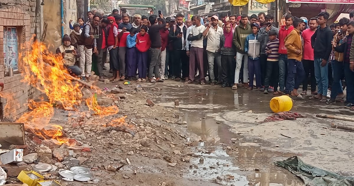 See photos of fire coming out from the ground in the middle of the market in Chhapra, four shops burnt, one shopkeeper injured