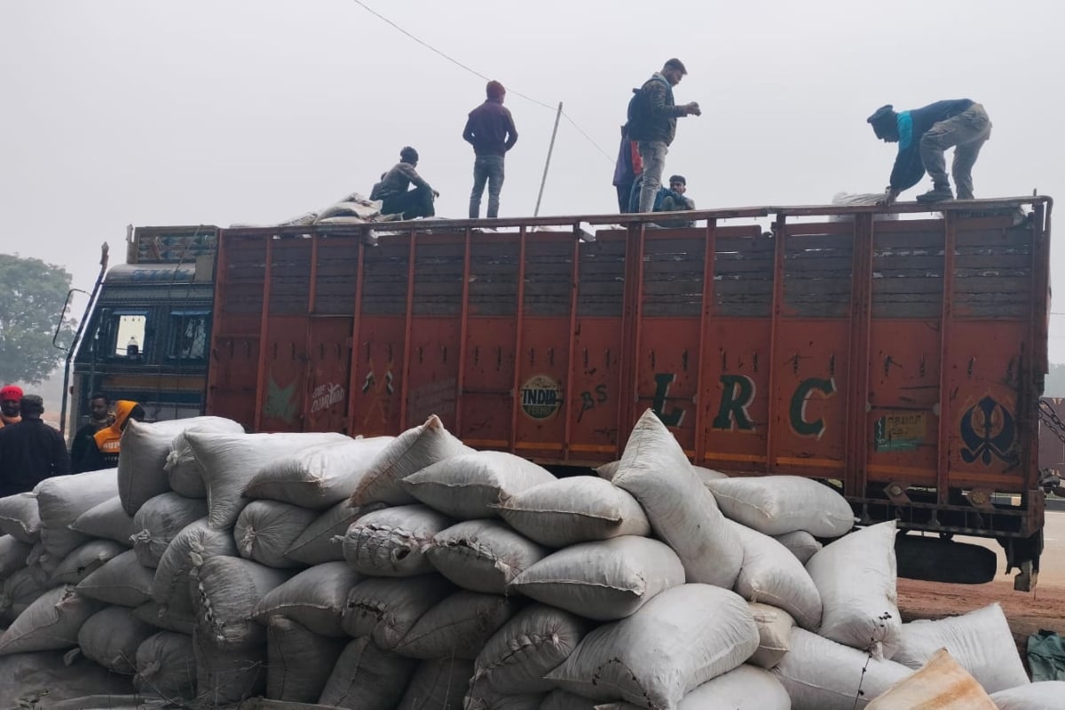 1.5 ton doda seized in Lohardaga, 75 sacks hidden in truck loaded with rice