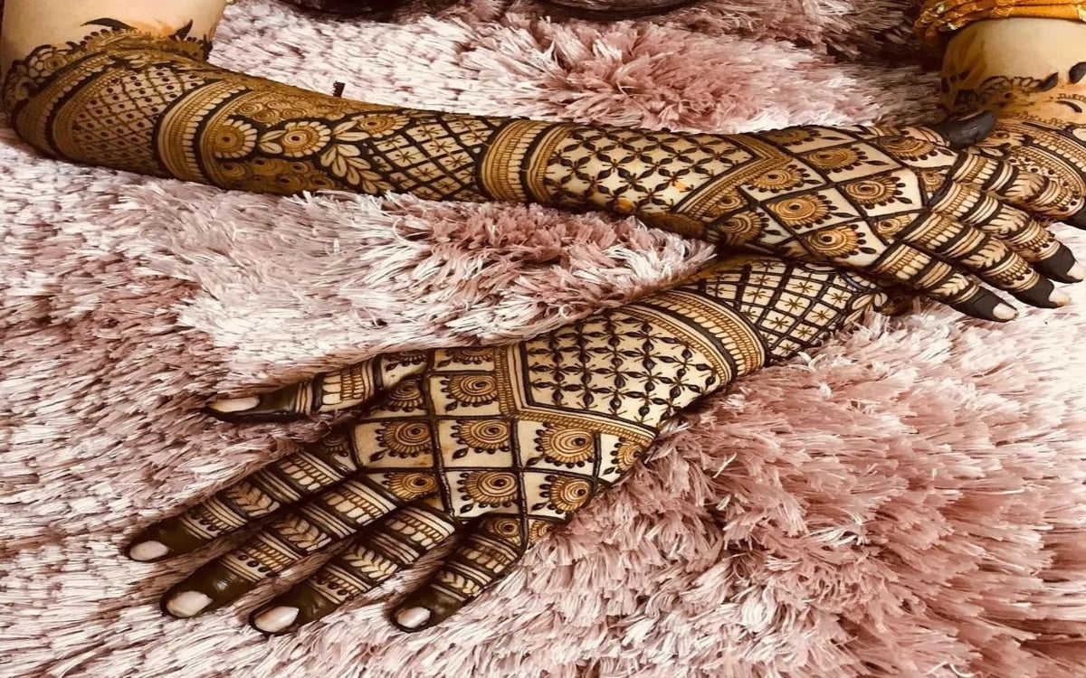 Try these mehndi designs on Lohri, it will match with traditional celebrations.
