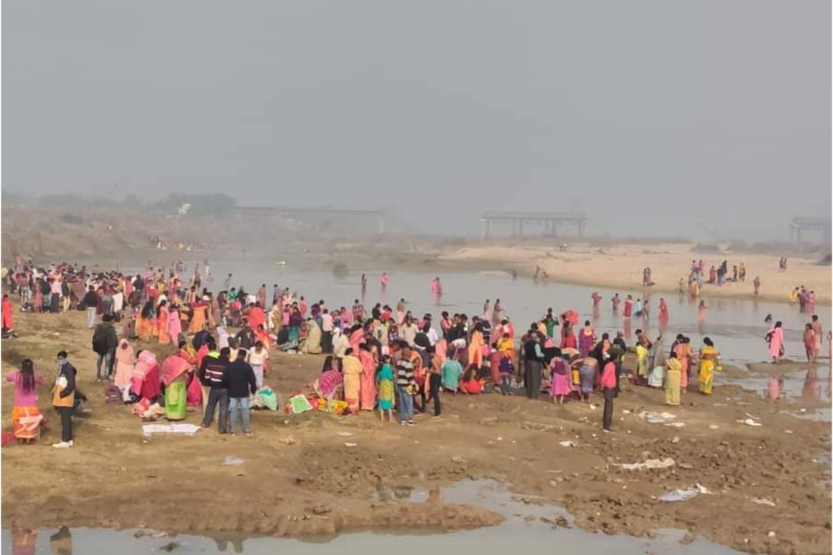 PHOTOS: Lakhs of devotees took a dip of faith in Ajay river of Birbhum, Baul singers gathered