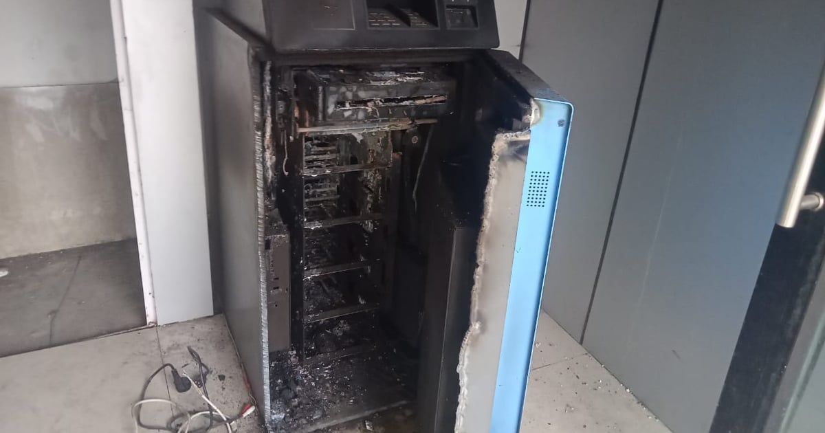 Amazing incident of thieves in Chhapra, stole eight lakh rupees by cutting ATM, then set the machine on fire