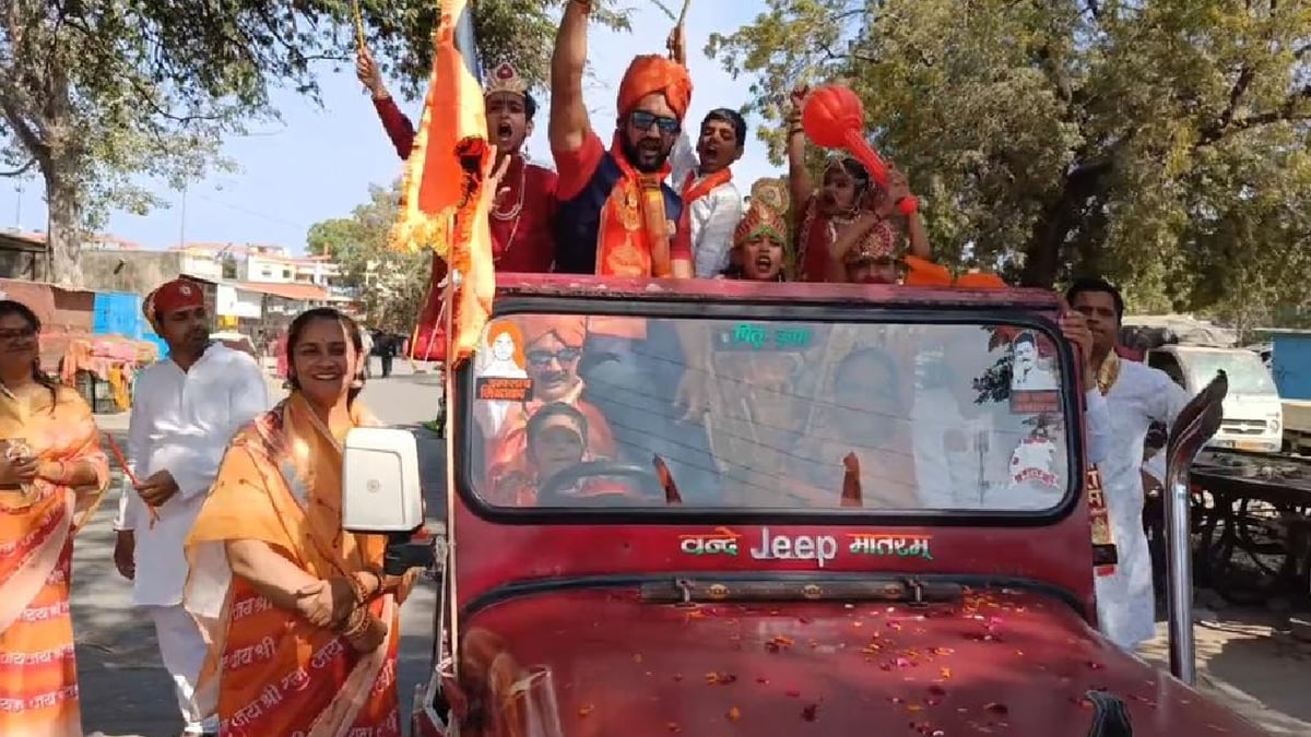 Jai Shri Ram on Mahindra Thar!  Ram devotees reaching Ayodhya in off-road SUV