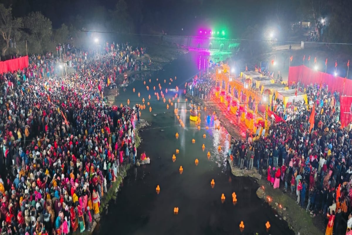 Bhurkunda: Crowd of devotees gathered for Ganga Aarti on Nalkari bank.
