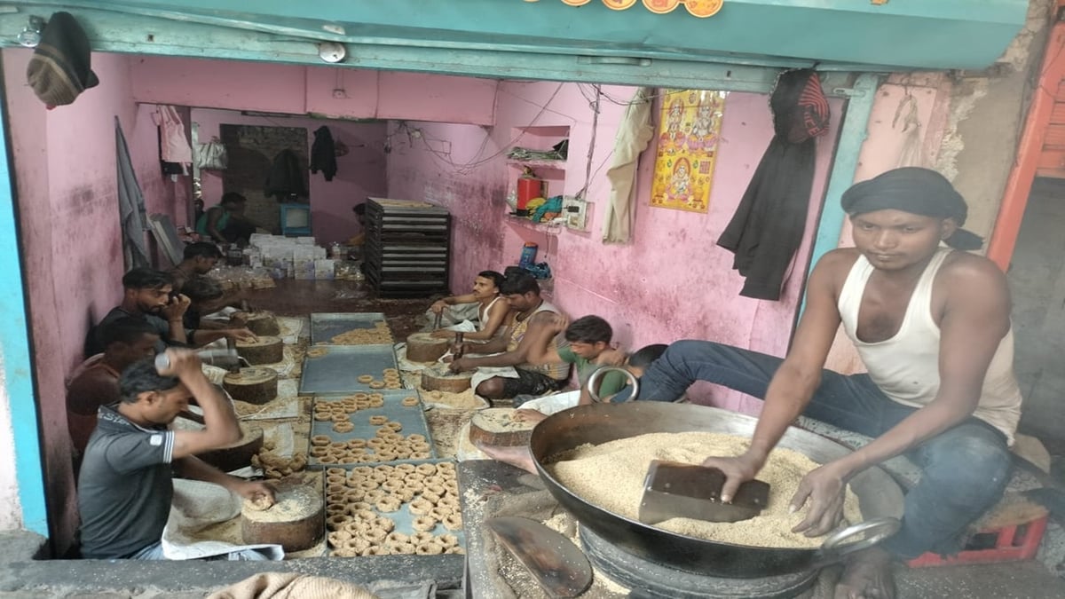 Bihar: Markets and shops are decorated with the sweet fragrance of Tilkut, supplies are made from here to Nepal.