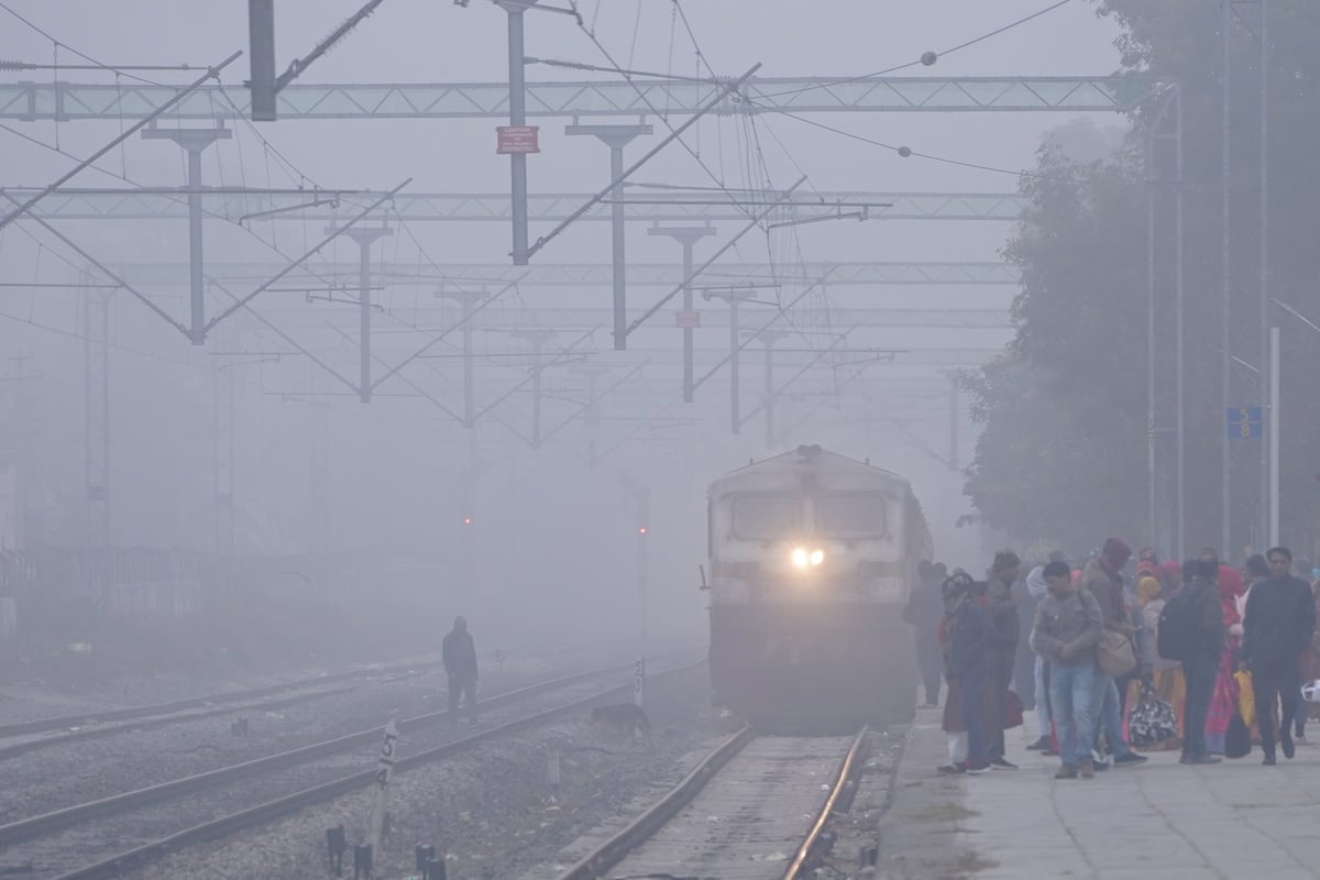 Bihar: Passengers are in distress due to cold, speed of trains is slow due to fog, night trains are arriving the next day.