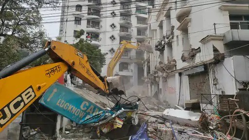 Bulldozer runs on hospital of builder close to Mafia Mukhtar, construction is done on park land