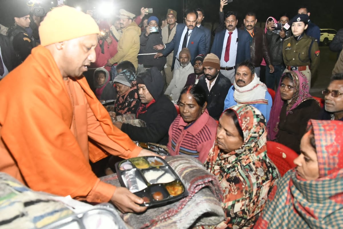 CM Yogi inspected three night shelters of Gorakhpur city, said - every needy should get the best facilities