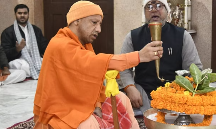 CM Yogi performed Rudrabhishek in Gorakhnath temple, fed bread to the cow in the cowshed