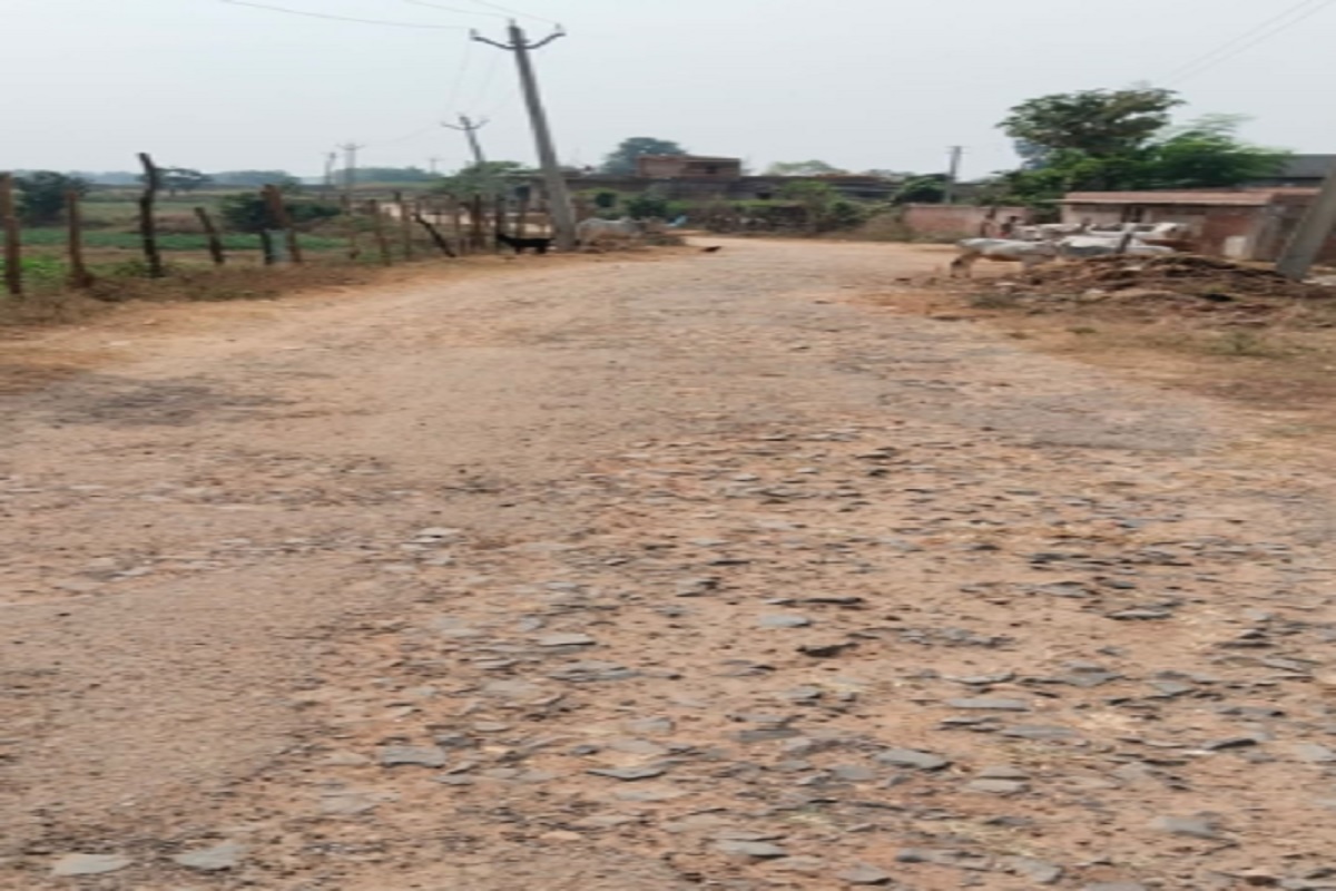 Chatra: Road from Birhu to Angada turned into potholes