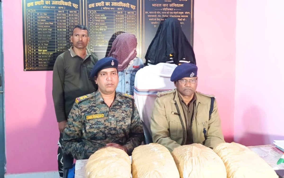Chatra police arrested two smugglers who were going to Uttar Pradesh with 12 kg of ganja from Odisha.