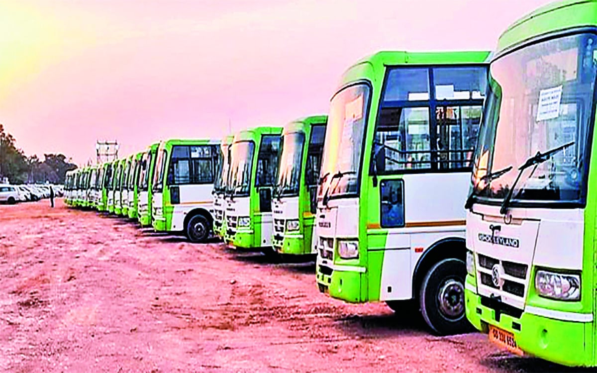 Crackdown on public vehicles not fitted with emergency button begins, permits of 93 buses canceled so far