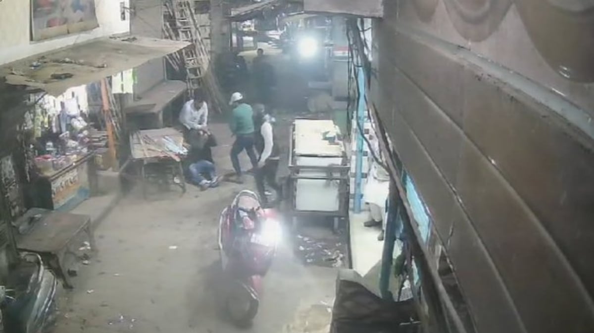 Delhi: Criminals chased a young man and shot him, then slit his throat with a knife, your soul will tremble after seeing the CCTV footage.