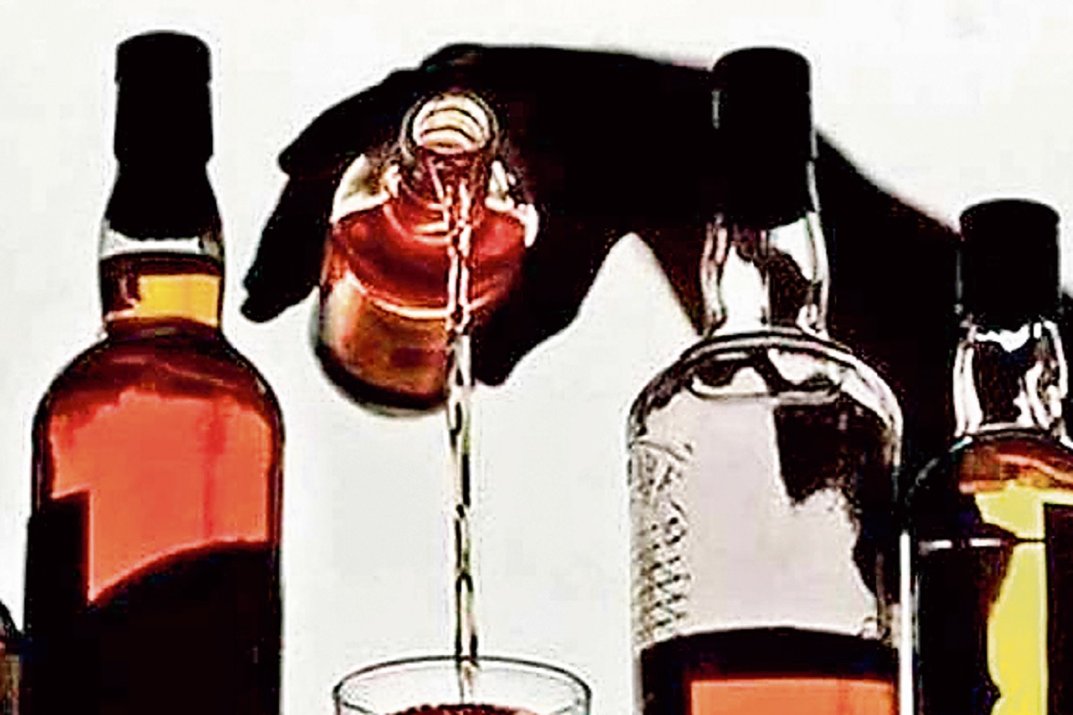Deoghar: Crowd of buyers gathered in liquor shops since late evening