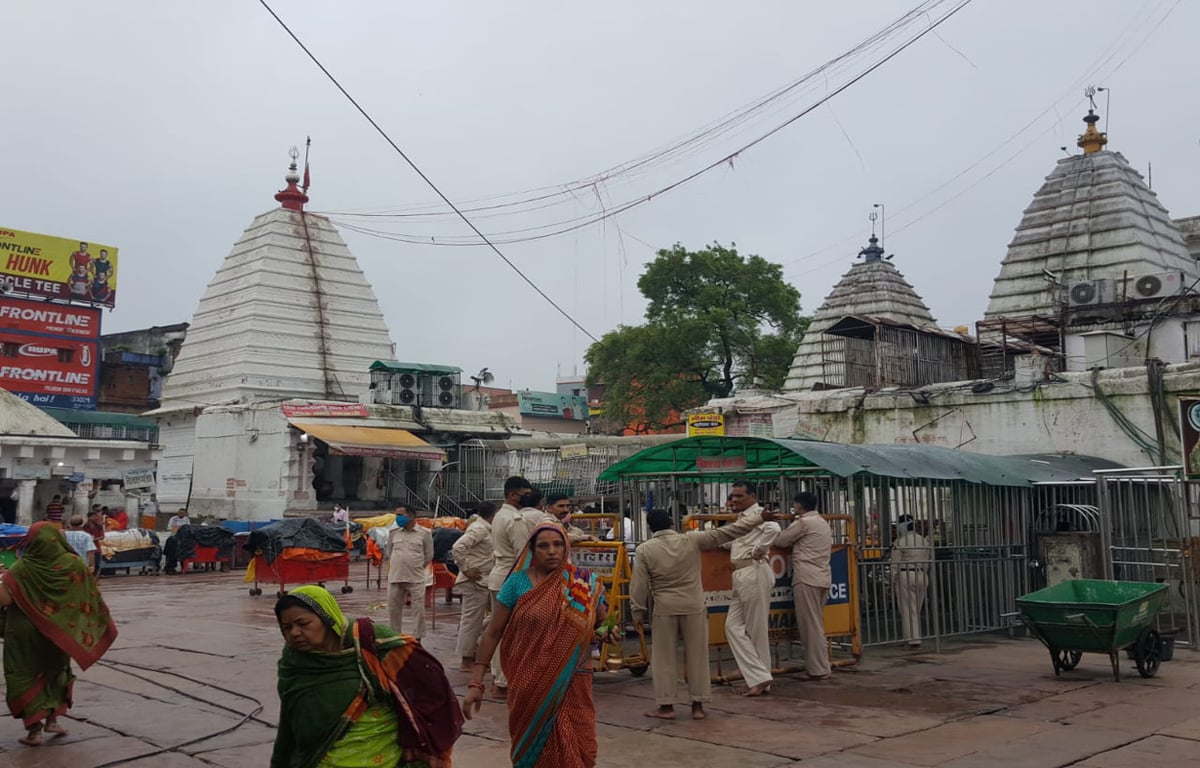 Deoghar: Temples all over the world were decorated, but Baba Baidyanath temple was not decorated.