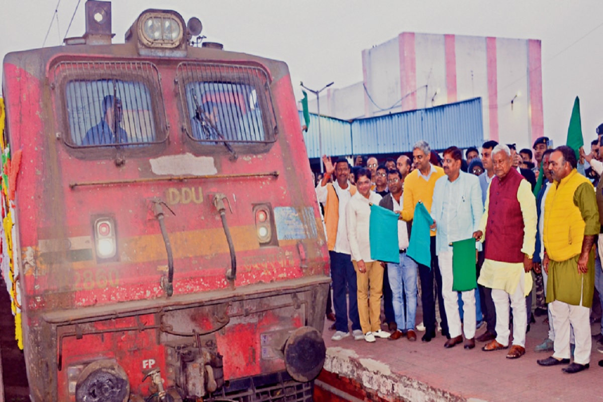 Dhanbad-Chandrapura passenger train runs after six and a half years, MP and MLA show green flag