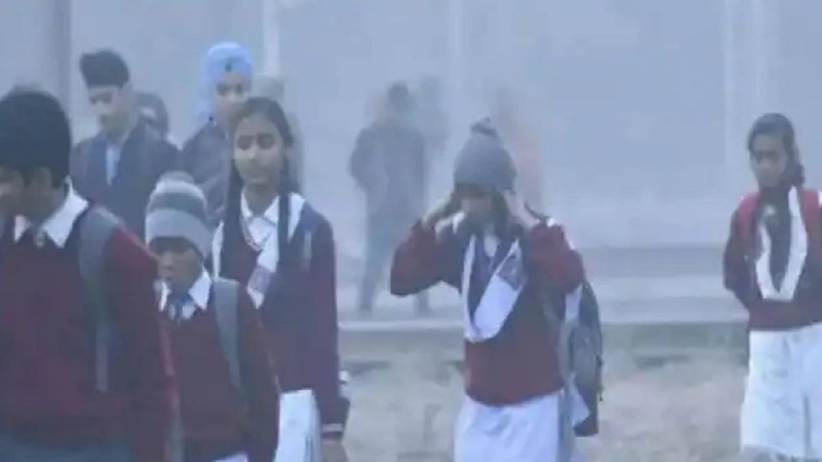 Dhanbad: Due to increasing cold, many schools have given holiday to junior wing till 20th January.