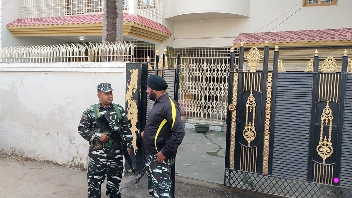 ED raids Sahibganj DSP's Hazaribagh residence, CRPF soldiers surrounded outside
