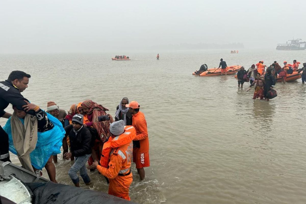 Gangasagar: 182 pilgrims returning from Gangasagar were rescued by the Indian Coast Guard near Kakdweep.