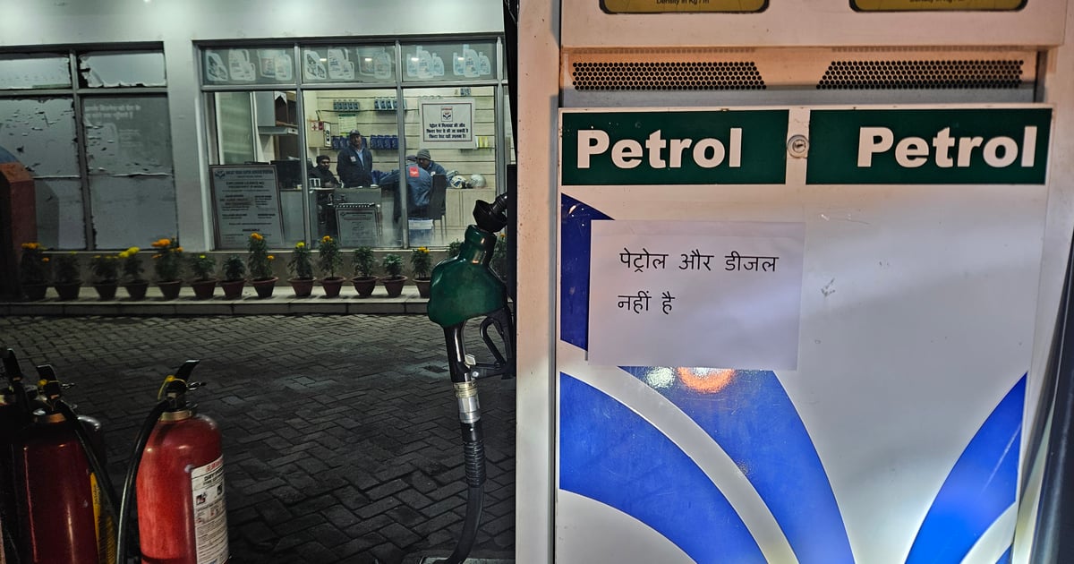 Hit and Run Law: Long queues at petrol pumps in Patna, 'No Petrol' boards installed at many pumps