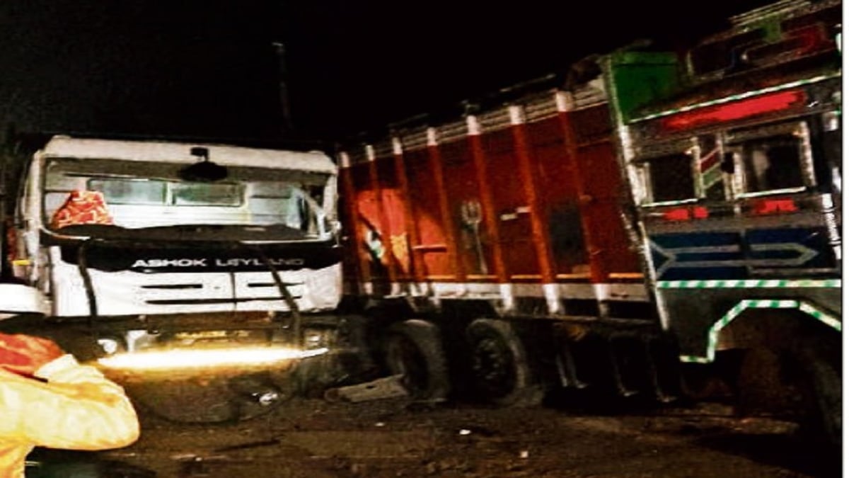 Horrific road accident near Patna, Hiwa collided with a parked truck late at night, five people died