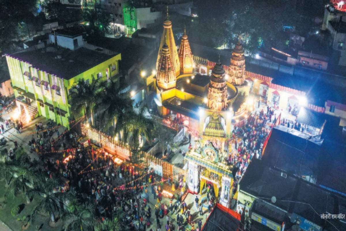 Jamshedpur: Businessmen engrossed in the devotion of Ram, celebrated Diwali in the markets.