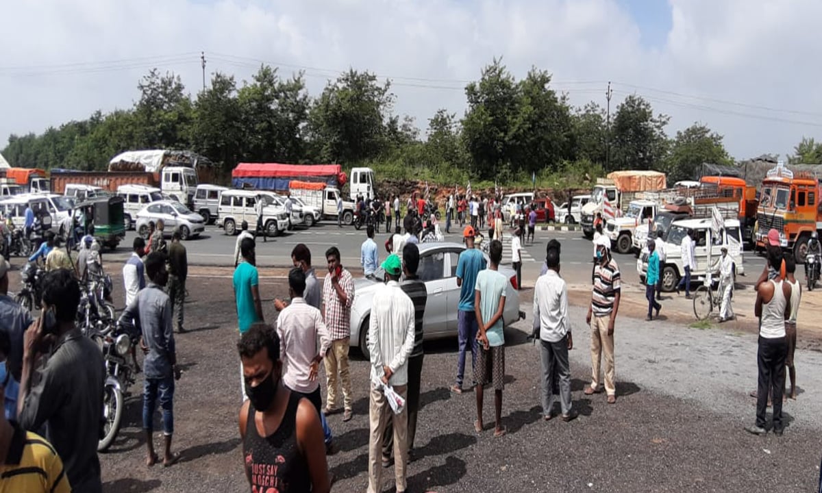 Jamtara: Raiyats blocked Jamtara-Laharjori road for seven hours demanding compensation.
