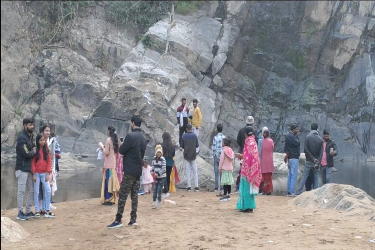 Jharkhand: A youth who reached Vrindaha Falls for a picnic from Bihar on New Year goes missing, police engaged in investigation.