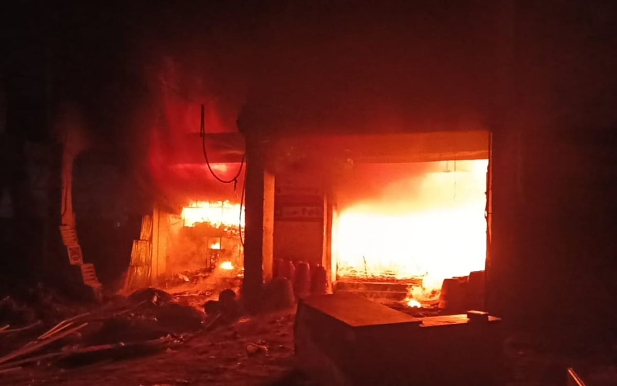 Jharkhand: Fire broke out in an iron store in Katras, loss of around Rs 50 lakh, firemen brought the fire under control.