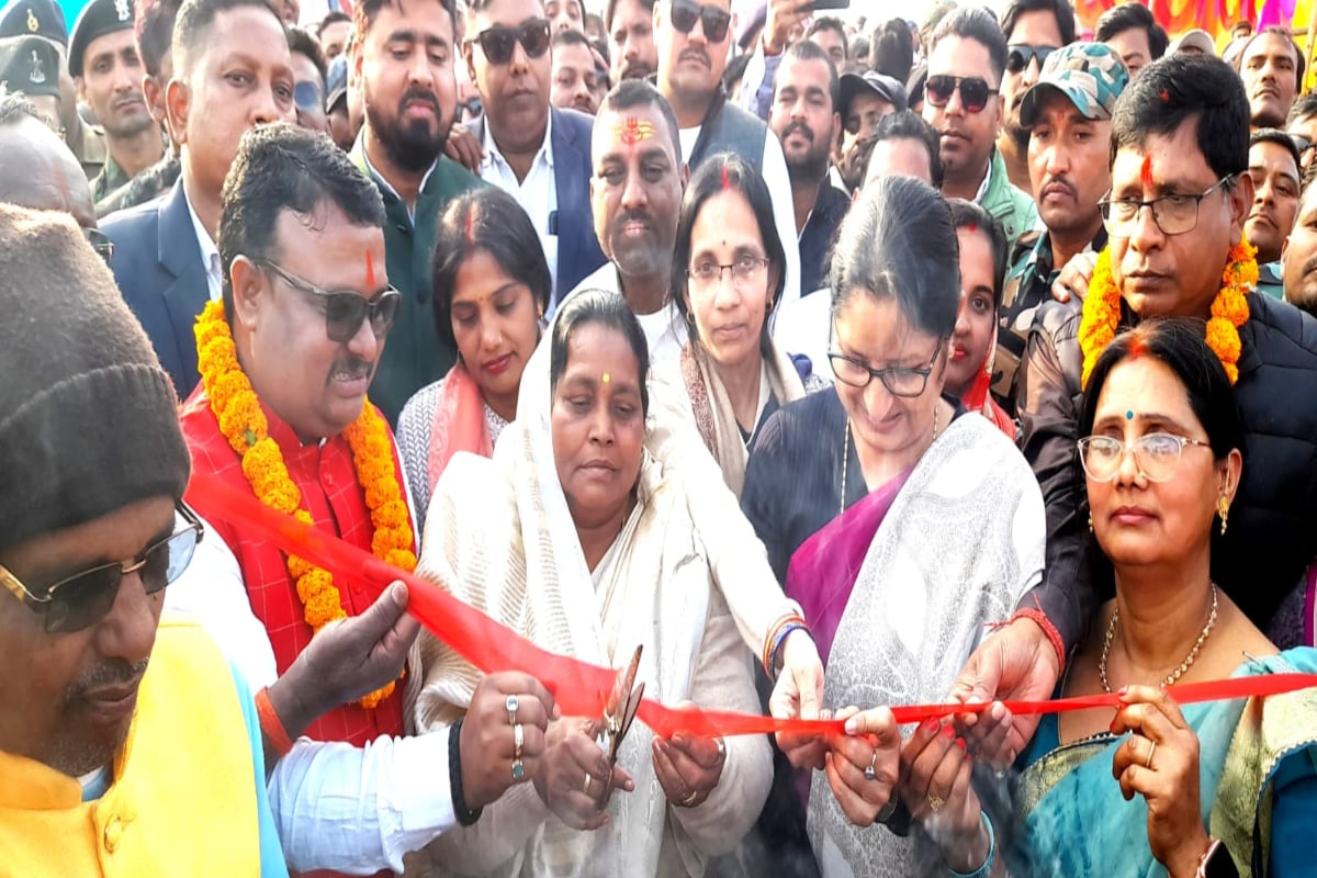 Jharkhand: Ministers Baby Devi and Annapurna Devi inaugurate the famous Suryakund fair.