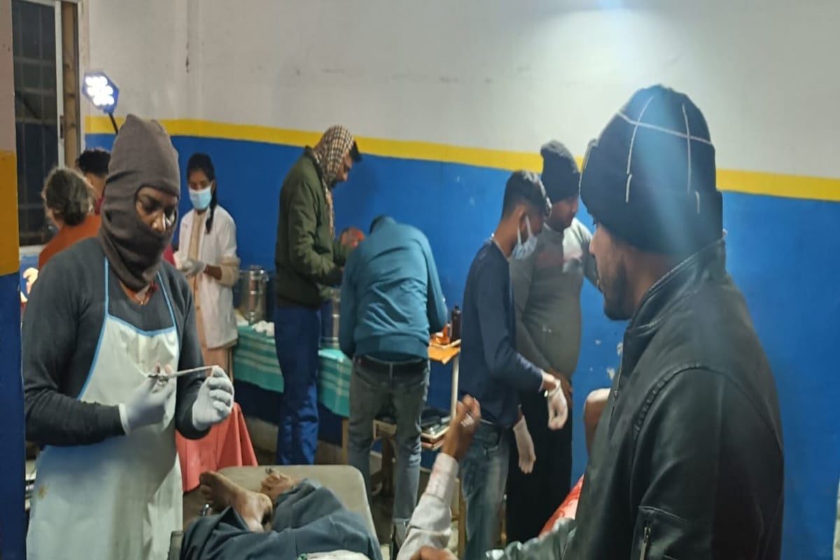 Jharkhand: Nine people seriously injured in different road accidents on the first day of the new year, lack of facilities seen in the hospital.