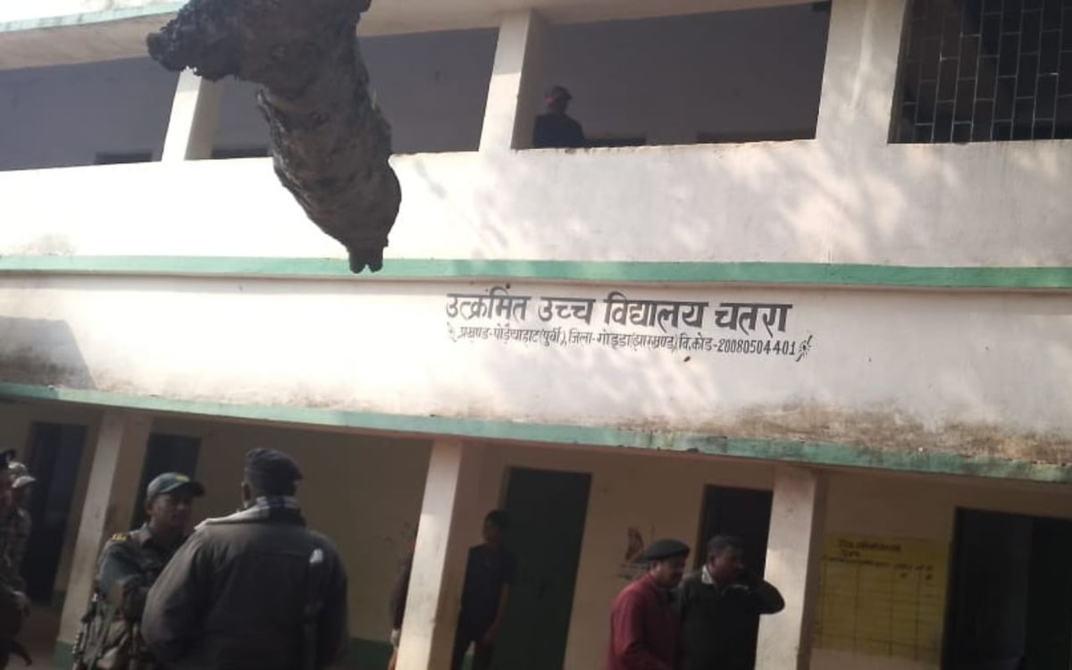 Jharkhand: Two teachers were shot dead by a teacher in a government school in Godda, the condition of the attacking teacher is critical.