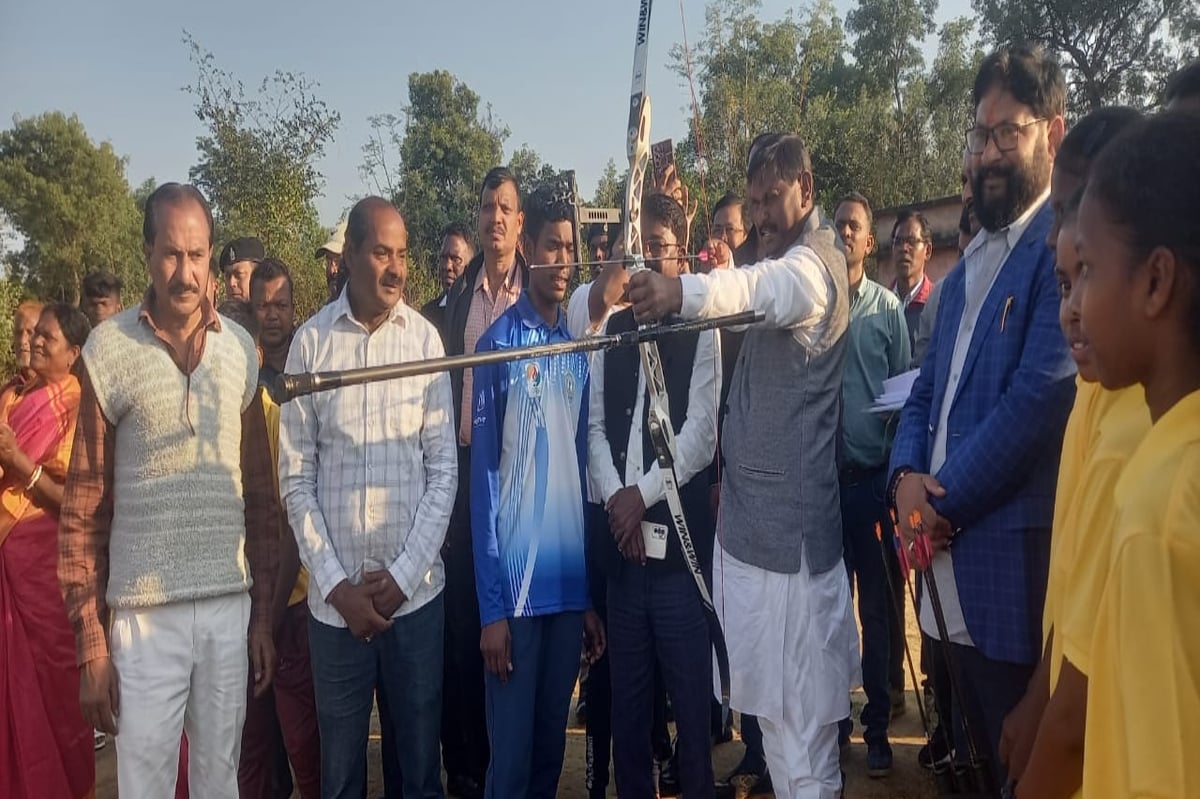 Jharkhand: Union Minister Arjun Munda encouraged the archers, laid the foundation stone of shed and toilet in the ground.