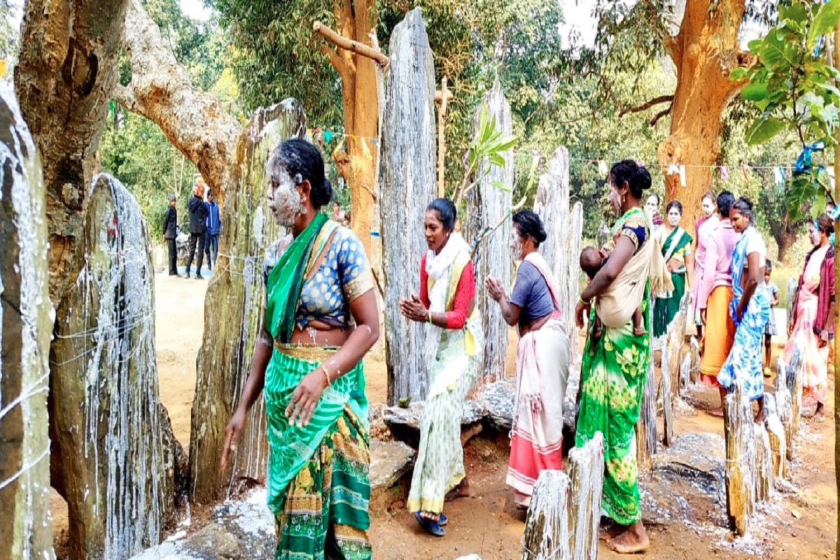 Khunti: Villagers remembered their ancestors by organizing Hadgadi Puja.