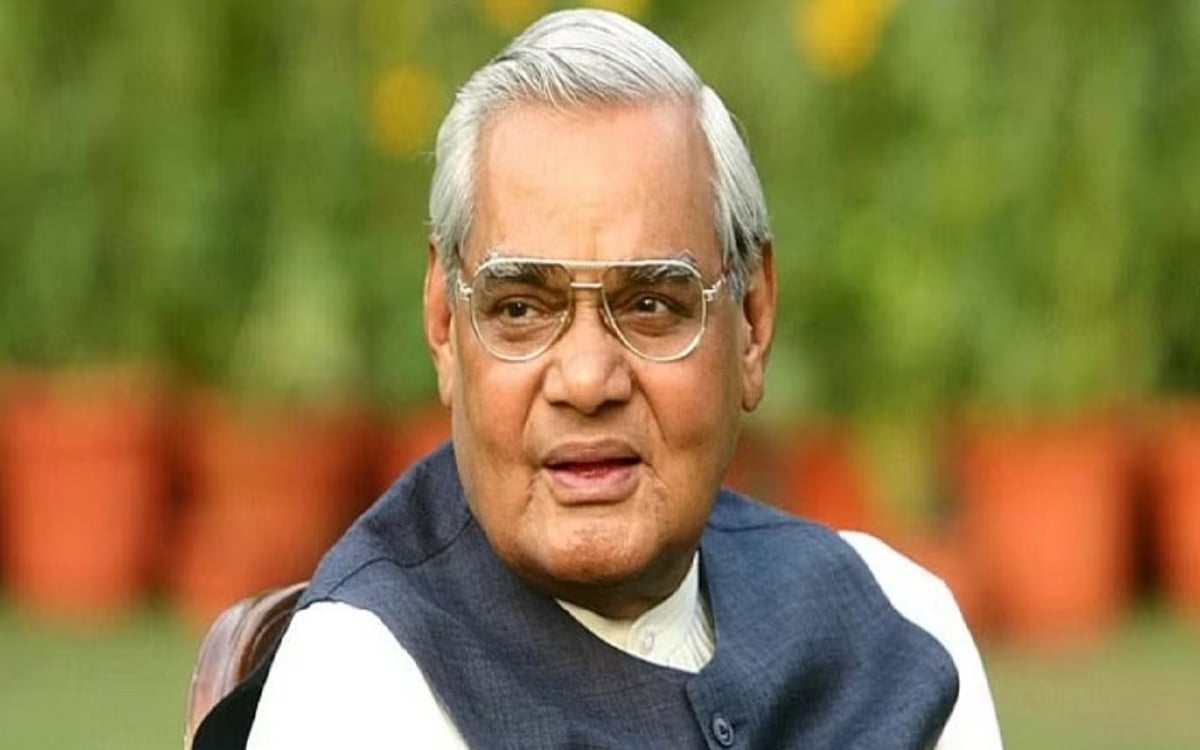 Main Atal Hoon: From college campus to PM House, the relationship between Atal Bihari Vajpayee and Rajkumari Kaul was especially visible in the film.