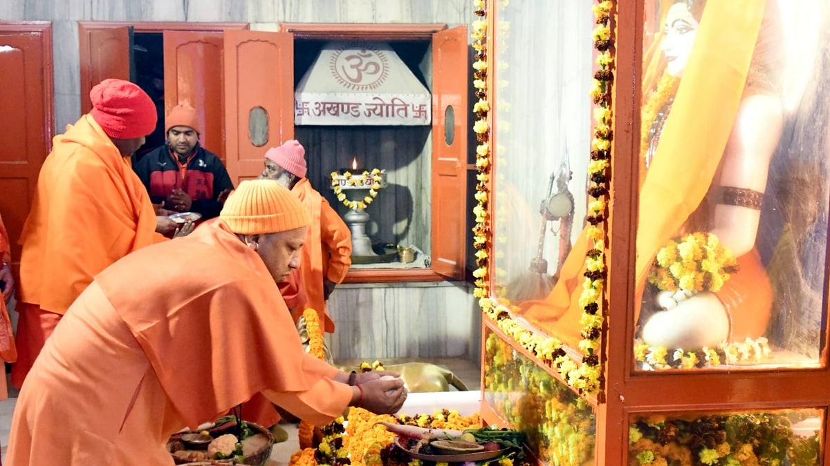 Makar Sankranti 2024: CM Yogi offered the first Khichdi to Mahayogi Gorakhnath, flood of faith gathered in the temple.