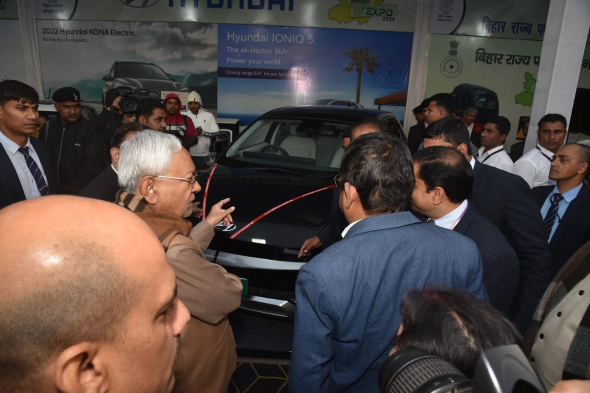 Nitish Kumar came to see the e-expo in Patna, know which two electric cars he expressed his desire to buy.
