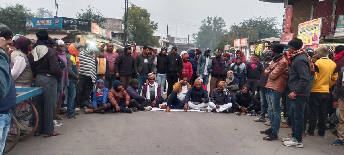 Palamu: Hariharganj businessman shot by unknown criminals in Chhatarpur, NH-98 blocked in protest