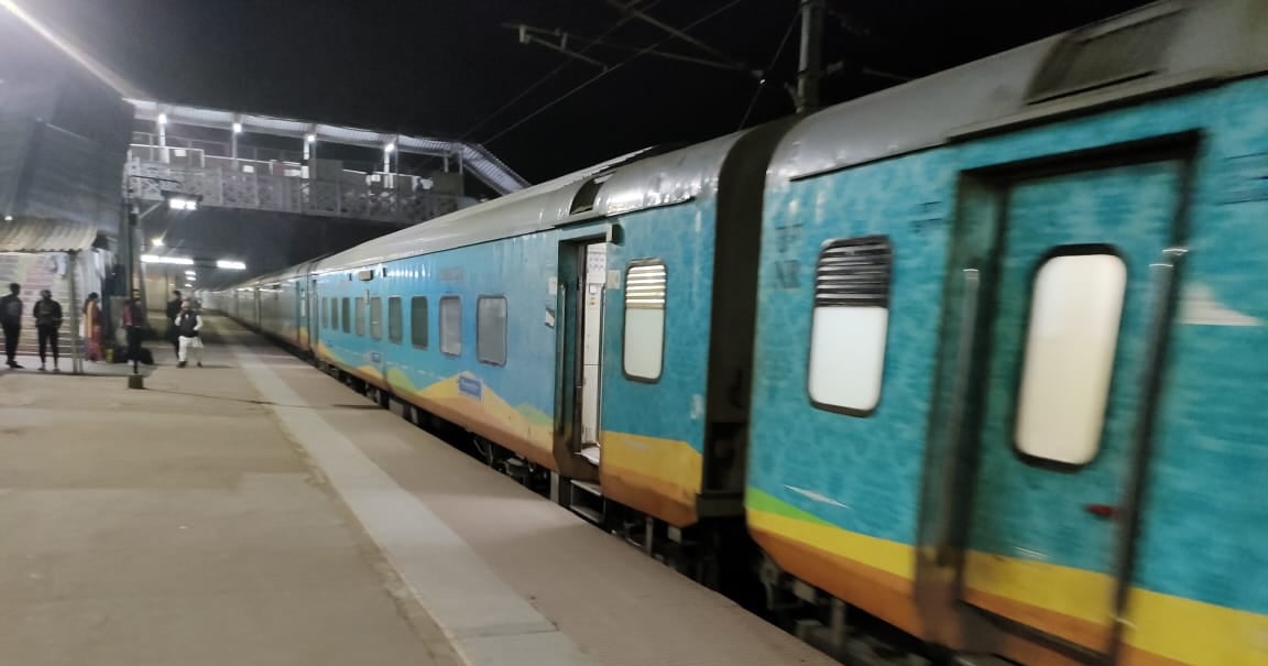 Passengers angry over not installing AC coach in Humsafar Express, train left Madhupur station late by two and a half hours