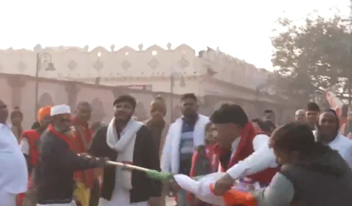 Ram Mandir: Uproar over entry of Congress leaders in Ayodhya, people beat up, snatched party flag