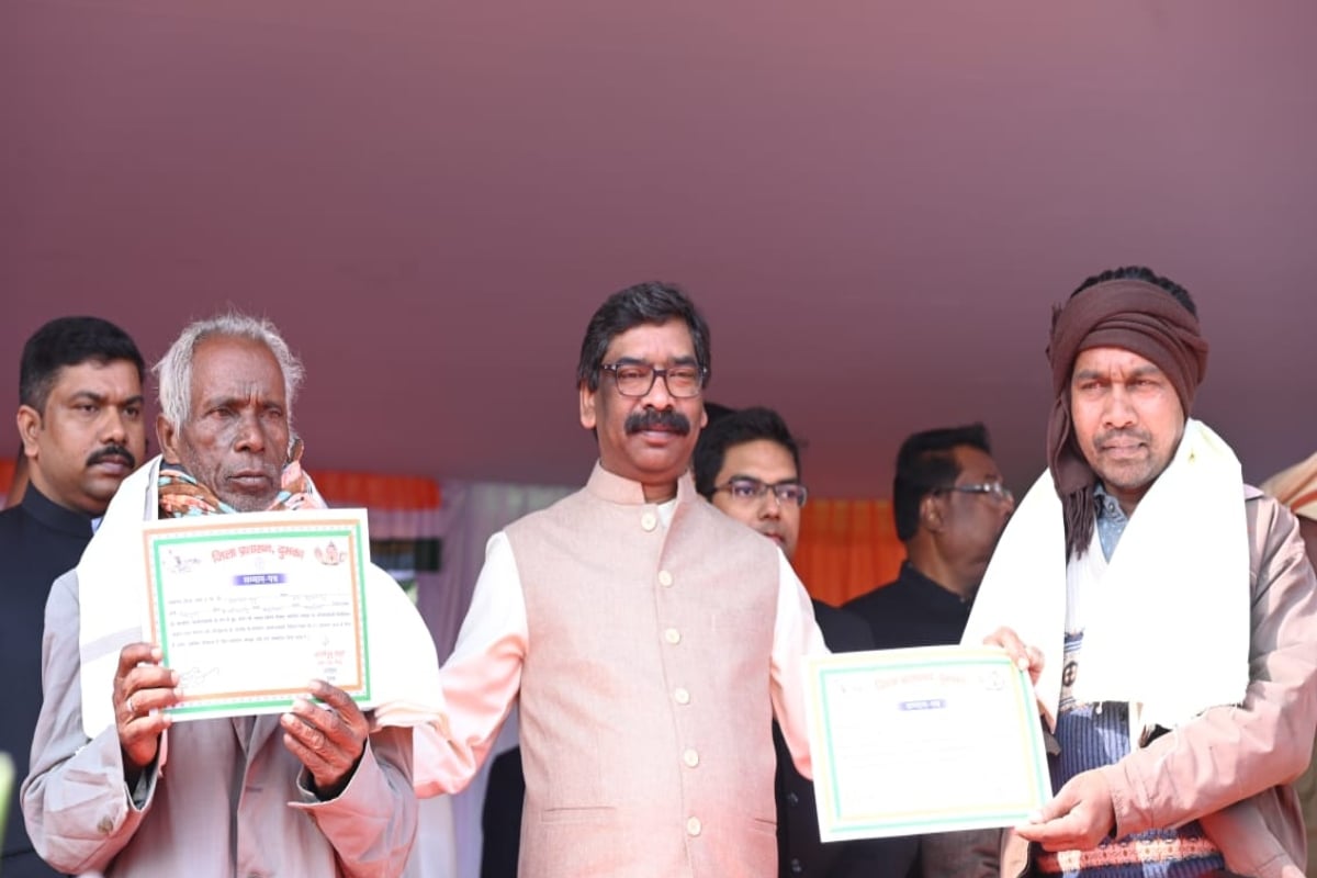 Republic Day 2024: CM Hemant Soren honored the dependents of freedom fighters and agitators