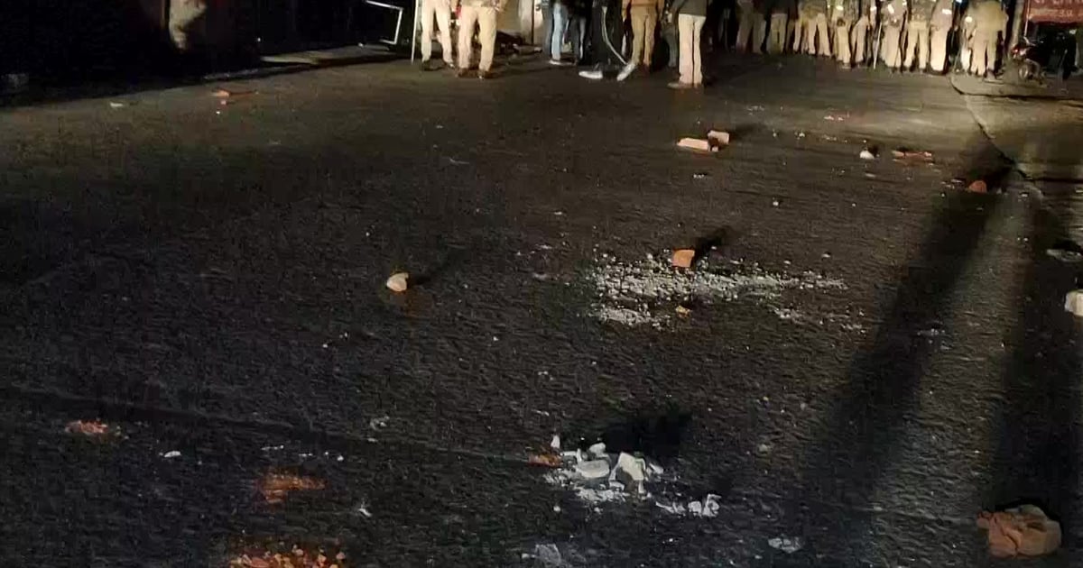 Stone pelting at procession in Vadodara, Gujarat, one person injured, police searching for accused