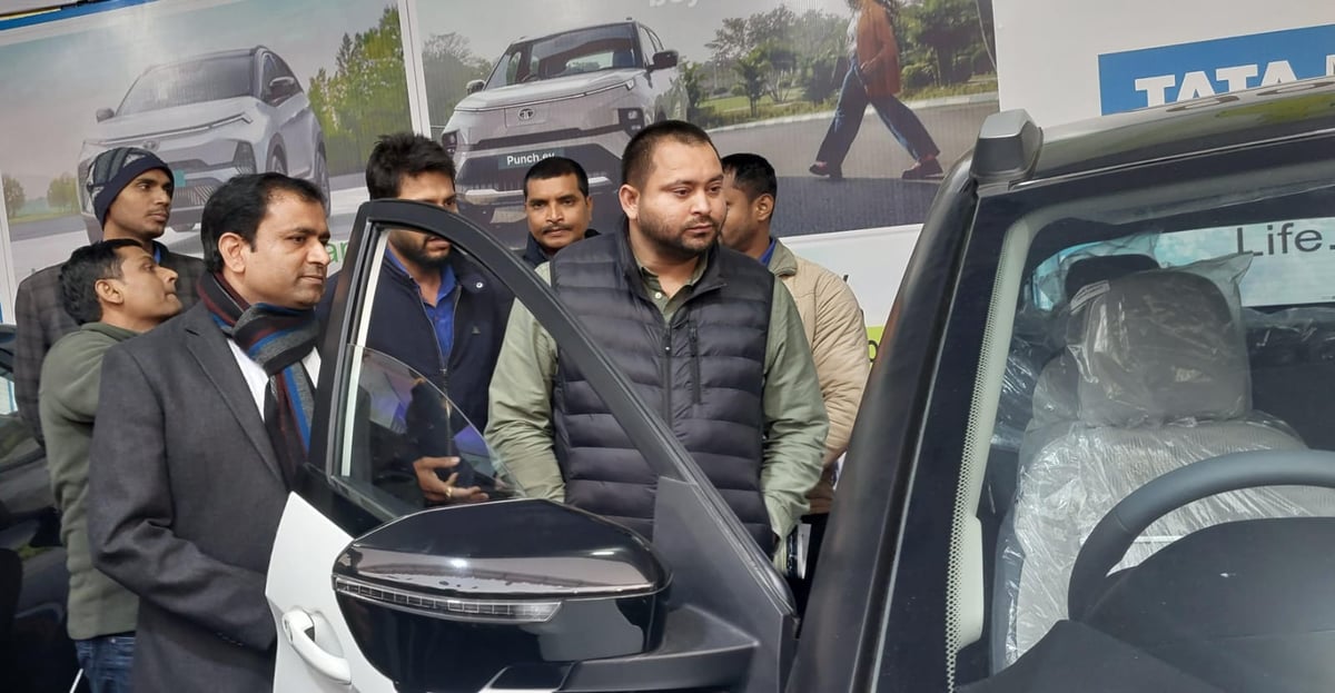Tejashwi Yadav rides bicycle in Patna e-expo, Governor also arrives to see electric vehicles