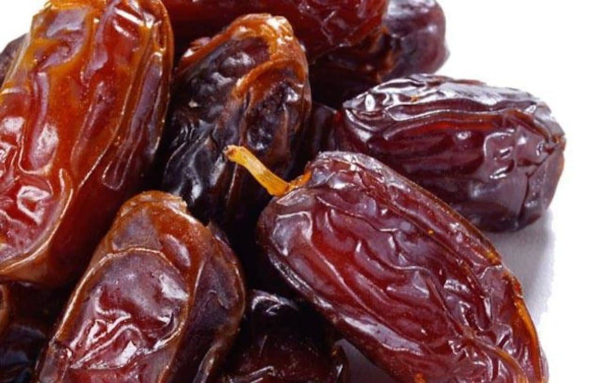 There are many benefits of eating dates, consuming them on an empty stomach provides relief from these problems.
