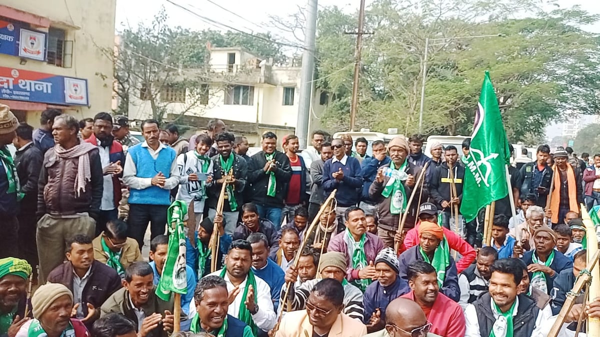 VIDEO: JMM workers sitting on Kanke Road with ED team, bow and arrow and band at CM residence, said this