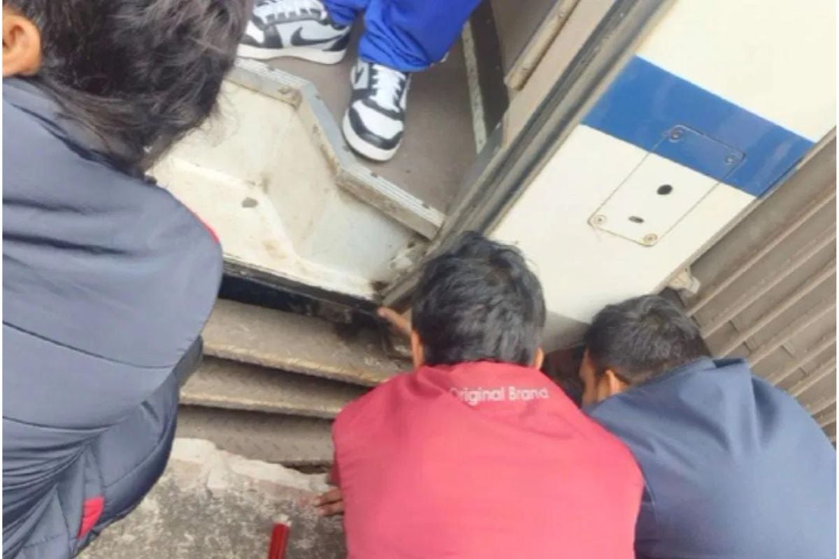 Vande Bharat: The climbing stairs of Howrah-New Jalpaiguri Vande Bharat Express broke after hitting the platform.