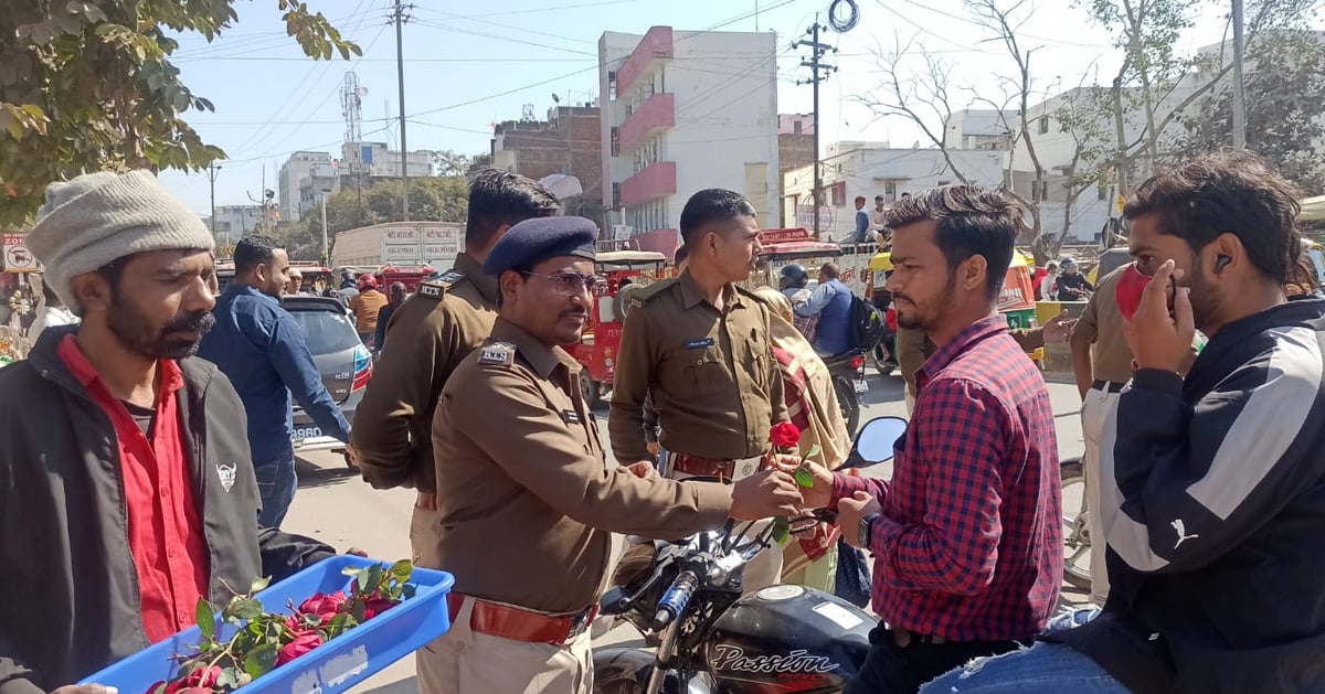 Those not wearing helmets got roses instead of challan, initiative of transport department in Sasaram