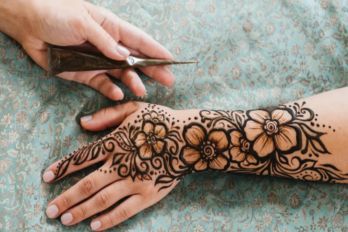 Spread your love on your partner by decorating your hands with these mehndi designs on Valentine's Week.